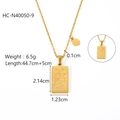 Détail du collier pendentif Balance doré avec plaque carrée et dimensions du produit - Balance (HC-N40050-9)