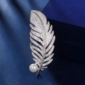 Elegante zilveren vederbroche met glinsterende zirkonen en een groot parelaccent - Zilverwit Parelveer