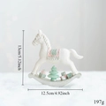 Décoration de Noël cheval à bascule blanc avec texture tricotée et cadeaux roses - Petit Cheval à Bascule