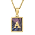 Goldene Edelstahlkette mit quadratischem Buchstaben A Muschel-Anhänger auf Marmor - Quadratische Muschel Initiale A