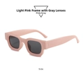 Seitenansicht der Retro-Sonnenbrille mit dickem rosa Rahmen und grauen Gläsern - Hellrosa Rahmen Graue Gläser