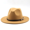 Détail du chapeau en feutre camel classique avec ruban en cuir noir et boucle métallique - M (56-58cm) / Chameau