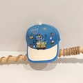 Detail van blauw-witte kinderpet met cartoon dinosaurus patch en schattig borduurwerk - Blauw / 52cm (2-5 Jaar)