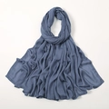 Detalle del tejido de hiyab de modal suave en azul empolvado con textura plisada natural - Azul Mezclilla