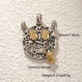 Détails des dimensions du pendentif tête de mort argenté avec symbole dollar or et gravures - Crâne Cornu