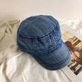 Dettaglio del berretto in denim blu lavato su tessuto bianco con rivista di moda - M(56-58cm) / Blu scuro