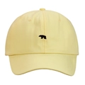 Détail de la casquette en coton crème avec broderie ours noir et finitions de couture - Light jaune