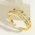 Dettaglio di un anello aperto a doppio strato dorato con zirconi e pietre colorate - Anello in Zircone a Doppio Strato