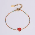 Dettaglio di un bracciale placcato oro 18k con cuore in smalto rosso e perline colorate - Multicolore