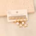 Détail d'un ensemble de boucles d'oreilles en acier doré avec perles et étoiles - Style 2 Étoile de Mer