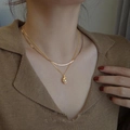 Collana a doppio strato in maglia serpente dorata con pendente di perla irregolare su modella - Set di Due / Oro
