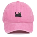 Nahaufnahme einer rosa Baseballkappe aus gewaschener Baumwolle mit schwarzer Katzenstickerei - Rosa