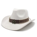 Detail eines weißen Wildleder-Cowboyhuts mit braunem Lederband und Sternschnalle - M (56-59cm) / Milchweißes Wildleder