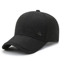 Minimalistische schwarze Baseballkappe mit Metalllogo und klassisch gebogenem Schirm - Verstellbar / Schwarz