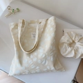 Detail der cremefarbenen Jacquard-Tasche mit passendem Haargummi und goldener Haarklammer - Beige Polka Dot Bubble Textur Set