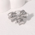 Anillo abierto minimalista con lazo de plata en acero inoxidable con acabado elegante - Plateado