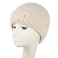 Detailansicht der creme-beigen Strickmütze mit eleganten Perlen und Strasssteinen - L(58-60cm) / Beige