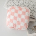Gros plan d'une trousse à cosmétiques en peluche à damier rose et blanc sur un magazine - 12.5*5*12.5cm / Carreaux Rose et Blanc