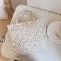 Dettaglio borsa trapuntata in cotone floreale con etichetta simple wish bianca - Rosa Nudo Piccoli Fiori