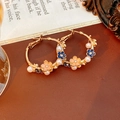 Detalle de pendientes de aro vintage con flores de esmalte y perlas en cuero marrón - Dorado-Rosa-Azul (Pin de plata)