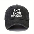Détail de l'imprimé Shit Show Supervisor sur une casquette en coton délavé noir - Taille unique / Noir