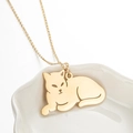 Elegante goldfarbene Halskette mit minimalistischem Katzenanhänger an einer feinen Gliederkette - Gold