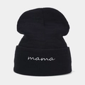 Dettaglio del berretto in maglia nera con ricamo mama bianco sul bordo ripiegato - M (56-58cm) / mama Nero