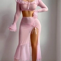 Set due pezzi rosa in rete con top a maniche lunghe scollato e gonna drappeggiata con spacco - S / Rosa