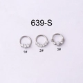 Nahaufnahme von drei 16G Edelstahl Septum Clickern mit Zirkonia-Designs - 3-Zirkon-Stil (1#) / Silber
