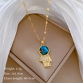Detailopname van gouden astronautenketting met blauwe sterrenhelm en diamanten ster - Gouden Astronaut Stijl (C408)