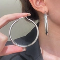 Boucles d'oreilles créoles oversize classiques avec finition argentée au style épuré - Boucles d'oreilles / Argent (Z-375)