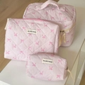 Set di tre borse da trucco trapuntate rosa con graziosi motivi a fiocco e tirazip in seta - Beauty case / Fiocco in Nastro Rosa
