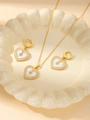 Elegantes goldenes Titan-Schmuckset bestehend aus Halskette und Herz-Ohrringen mit Muschel - Schmuckset mit weißer Muschel