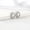 Elegantes pendientes de perlas plateadas con textura en espiral y cristales blancos - Color Acero