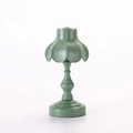 Vista dettagliata del paralume a loto verde e della base opaca di una lampada LED vintage - Verde Grigio Loto