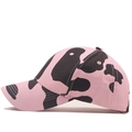 Vista de detalle lateral de gorra de béisbol rosa y negra con estampado de vaca y visera - Estampado de Vaca Rosa / Rosa