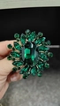 Fashion acrylic brooch with emerald green gemstone and golden plating finish - Emerald