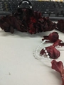 Pinza per capelli con fiore in tessuto rosso scuro ed elegante catena di perle bianche - Molletta per capelli a fiore rosso