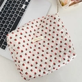 Borsa da trucco trapuntata bianca con motivo a fragole rosse e pois per viaggi - Piccola fragola rossa