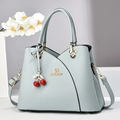 Sac à main bleu clair pour femme en similicuir avec logo doré et pendentif cerise rouge - Bleu