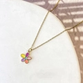 Detalle del collar con cadena dorada y colgante de flor de cinco pétalos de colores - Pequeña Flor Multicolor
