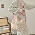 Gevoerde lichtroze crossbodytas met hartpatroon, paarse handvatten en verstelbare riem - Roze langorig personage