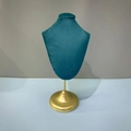 Porte-bijoux buste en velours bleu marine avec socle en métal doré pour colliers - Présentoir de Buste Haut (Bleu Paon)
