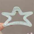 Lichtblauer, durchscheinender Haarklammer in Sternform, handgehalten bei Tageslicht - Stern - Transparent / Blau