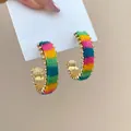 Boucles d'oreilles créoles C en tricot arc-en-ciel avec base dorée et fil multicolore - Coloré