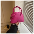 Detalle del mini bolso de concha en cuero lichi rosa rojo con cadena de bolas de plata - Rosa Rojo