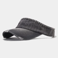 Détail des bords effilochés d'une visière en denim gris foncé délavé vintage - Réglable / Gris