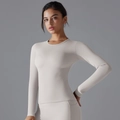 Detail van lichtgrijze slim fit yoga top met naadloze textuur en klassieke ronde hals - S / Off-white grijs