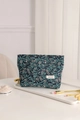 Detalle de neceser vintage de jacquard floral con etiqueta H & R BAG en una bandeja - Verde Grande