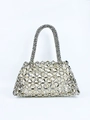 Detail einer silbernen Perlenhandtasche mit Hohlgeflecht-Design und passendem Griff - Silber